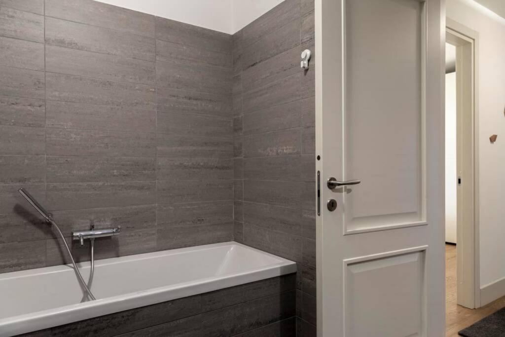 Palazzo Tergesteo Tirabora Suite Apartments Trieste Extérieur photo